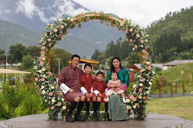 王一家5口幸福美满王后美如冰山雪莲J9数字平台不丹：亚洲最穷的国家国(图11)