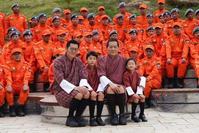 王一家5口幸福美满王后美如冰山雪莲J9数字平台不丹：亚洲最穷的国家国(图15)