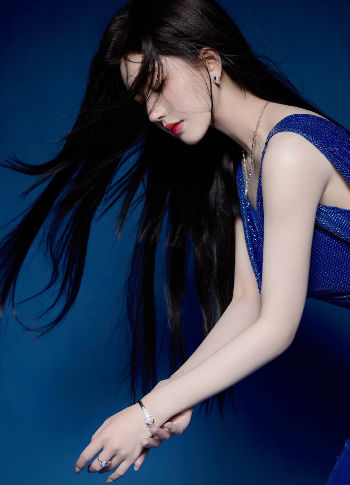 穿透明睡衣接快递j9平台电影《(图1)